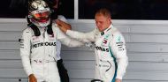 Lewis Hamilton consuela a Valtteri Bottas tras la carrera