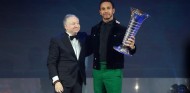Lewis Hamilton recibe el trofeo de manos de Jean Todt - SoyMotor