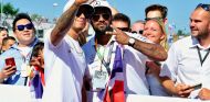 Lewis Hamilton, con sus fans, en Hungaroring - SoyMotor.com