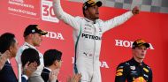 Lewis Hamilton en el podio del GP de Japón - SoyMotor
