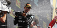 Hamilton gana en Silverstone tras chocar con Verstappen; Sainz y Alonso, en el 'top 7' - SoyMotor.com
