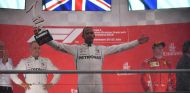 Lewis Hamilton celebra la victoria en el podio de Alemania - SoyMotor