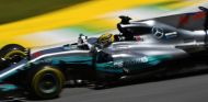 Lewis Hamilton durante el GP de Brasil 2017 - SoyMotor.com