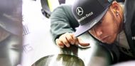 Lewis Hamilton observa el chasis del W04 - LaF1