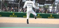 Lewis Hamilton festeja la Pole Position de Gran Bretaña - SoyMotor