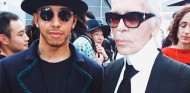Hamilton cambia el media day de Francia por un homenaje a Lagerfeld - SoyMotor.com