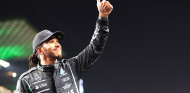 Hamilton aprovecha un error de Verstappen y logra una valiosa Pole en Arabia Saudí - SoyMotor.com