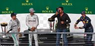Hamilton observa mientras el actor Gerard Butler se suma a la celebración de Ricciardo - SoyMotor
