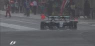 Hamilton y Rosberg saliendo a la pista bajo el aguacero - LaF1