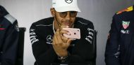 Hamilton, como Alonso, también lanza emoticonos con su cara - SoyMotor.com
