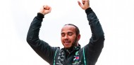 OFICIAL: Hamilton renueva y correrá un año más con Mercedes - SoyMotor.com