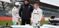Lewis Hamilton, Toto Wolff y Valtteri Bottas en Silverstone - SoyMotor.com