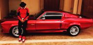 Hamilton amplía su garaje con un espectacular Mustang GT500CR  - SoyMotor 