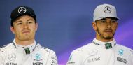 Lewis Hamilton (der.) junto a Nico Rosberg (izq.) – SoyMotor.com