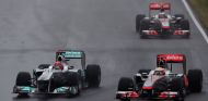 Jenson Button por detrás de Lewis Hamilton (der.) y Michael Schumacher (izq.) en el GP de Canadá de 2011 – SoyMotor.com