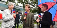 Damon Hill (izq.) junto a Nico Rosberg en Melbourne – SoyMotor.com