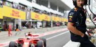 Horner y el monoplaza de Vettel en Suzuka - SoyMotor.com