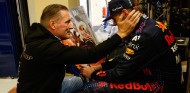 El título da paz a los Verstappen: "Si no ganas, quizás cambias de equipo" - SoyMotor.com