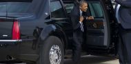 Barack Obama saliendo de su Cadillac presidencial. Sin duda las proporciones del vehículo impresionan - SoyMotor