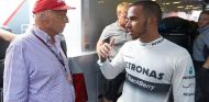 Niki Lada junto a Lewis Hamilton - LaF1