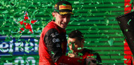 Leclerc arrasa en Australia y Verstappen vuelve a abandonar - SoyMotor.com