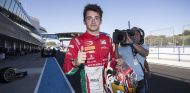 Leclerc, sonriente al acariciar el título - SoyMotor