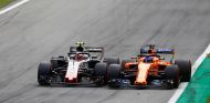 Kevin Magnussen y Fernando Alonso en Italia - SoyMotor