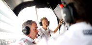 Kevin Magnussen en el pit wall de McLaren - LaF1