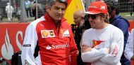Marco Mattiacci junto a Fernando Alonso en la parrilla de Silverstone - LaF1