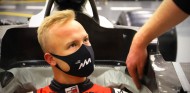 Nikita Mazepin se hace el asiento de su Haas 2021 - SoyMotor.com