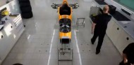 VÍDEO: El montaje del McLaren de Alonso para Indianápolis 2019 - SoyMotor.com