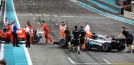 Los coches de Hamilton y Vettel durante el GP de Abu Dabi - SoyMotor.com