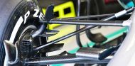 Detalle de la suspensión delantera del W09 en Barcelona - SoyMotor.com