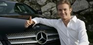 Nico Rosberg posa con uno de sus Mercedes en su primera etapa con el equipo - SoyMotor