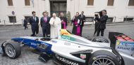 El Papa Francisco ante el monoplaza de Fórmula E – soyMotor.com