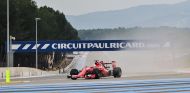 Sebastian Vettel afrontando Signes en los test en mojado de 2015 - SoyMotor
