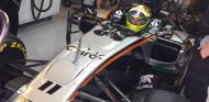 Pérez en el box de Force India - LaF1