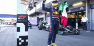Pérez gana en la 'locura' de Bakú con accidente de Verstappen y error de Hamilton - SoyMotor.com