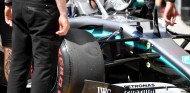 Detalle de un neumático en el Mercedes W10 - SoyMotor.com