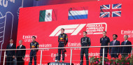 Doblete Red Bull en Bakú y los dos Ferrari abandonan; Alonso, séptimo - SoyMotor.com