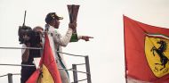 Una cámara graba a Hamilton en el podio de Monza - SoyMotor.com