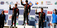 Gil Membrado acaricia la corona del FIA Cross Car Academy Trophy - SoyMotor.com