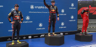 Verstappen entra en el juego de Leclerc... y le gana - SoyMotor.com