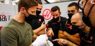 Grosjean vuelve al paddock de Baréin cuatro días después de su accidente - SoyMotor.com