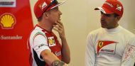 Kimi Räikkönen y Marc Gené en Yas Marina - SoyMotor.com