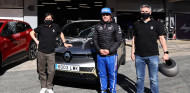 Alonso acompaña a los primeros clientes del Renault Mégane E-Tech Electric en Montmeló - SoyMotor.com