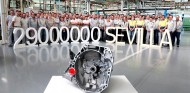Renault Sevilla celebra su caja de cambios número 29 millones - SoyMotor.com