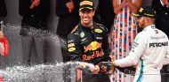 Daniel Ricciardo y Lewis Hamilton en el podio de Mónaco - SoyMotor.com