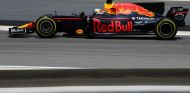 Ricciardo durante la primera jornada de test en Baréin - SoyMotor