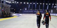 Verstappen y Ricciardo durante el GP de Singapur 2017 - SoyMotor.com